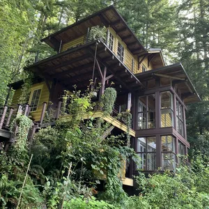 Custom home exterior in the Oregon woods